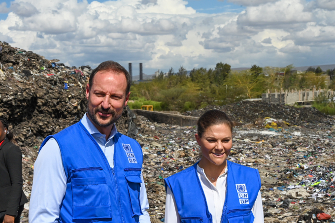 Crown Prince Haakon and Crown Princess Victoria of Sweden at the Kitengela waste management facility outside Nairobi. Photo: Sven Gj. Gjeruldsen / The Royal Court